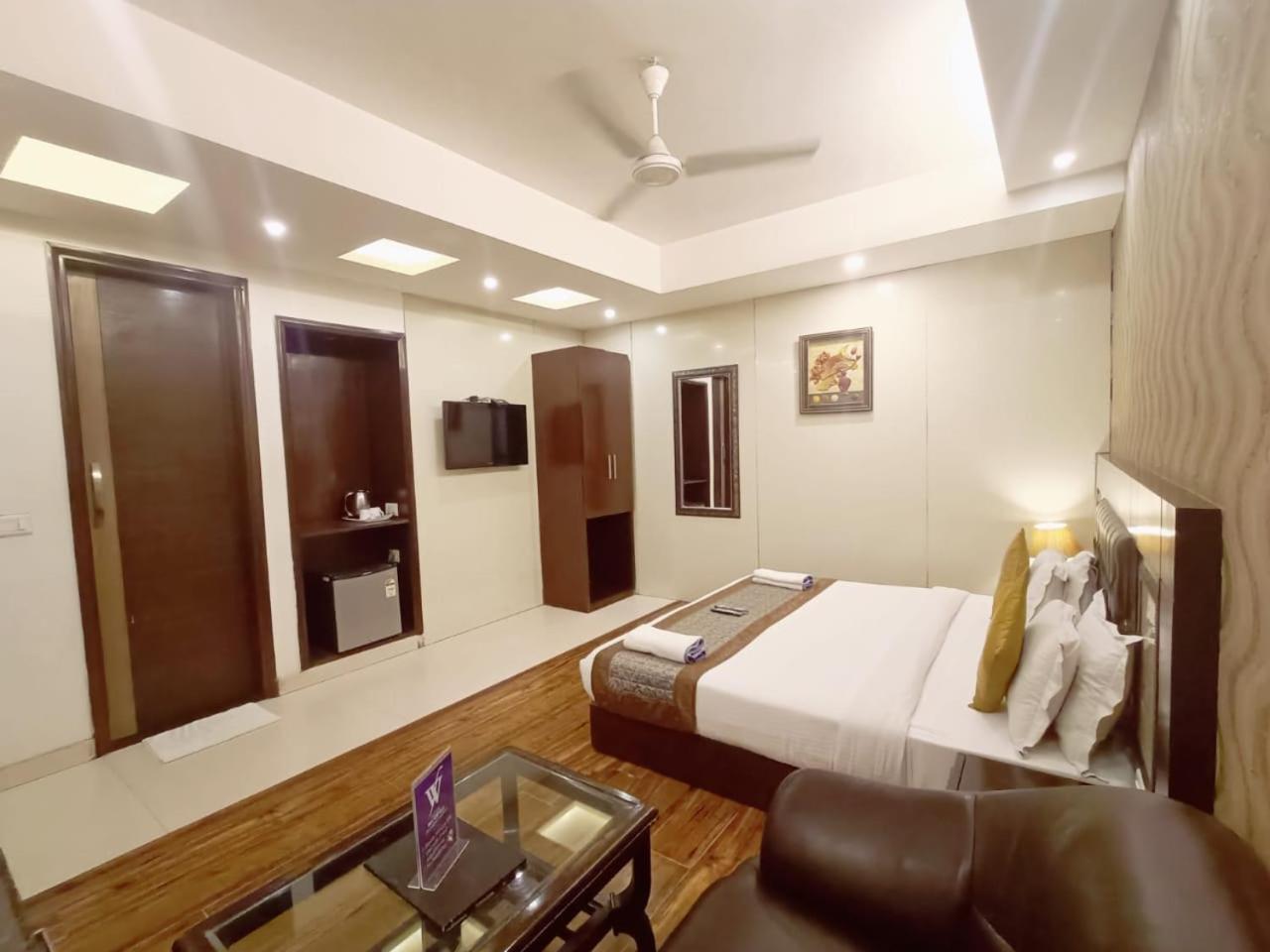 Hotel Waterfall Paschim Vihar Delhi Екстериор снимка