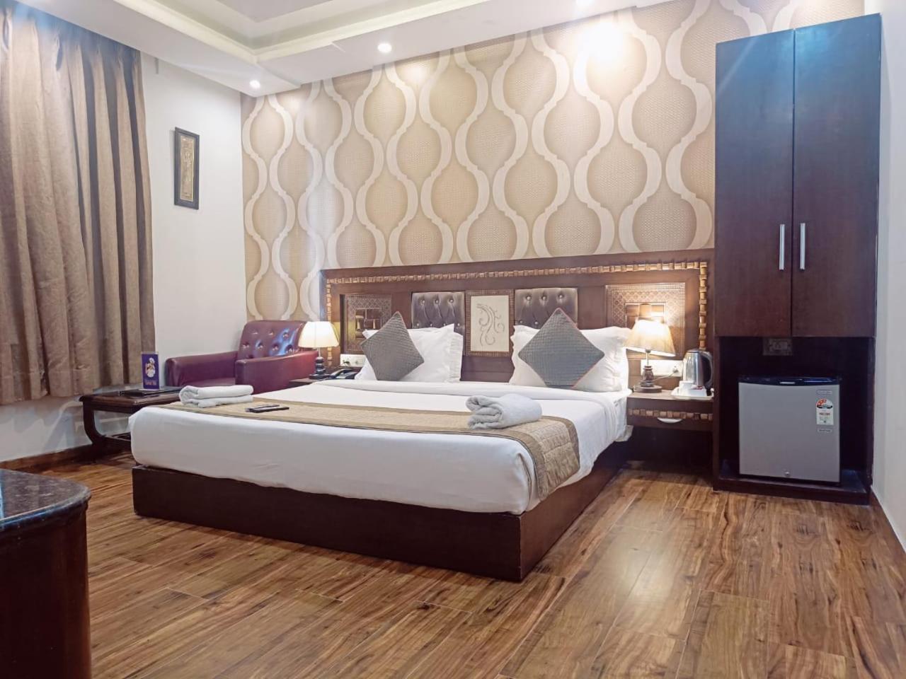 Hotel Waterfall Paschim Vihar Delhi Екстериор снимка